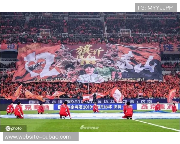 震撼场面拜仁球迷赛前展示TIFO并燃放烟花点燃全场气氛 震撼场面拜仁球迷赛前展示TIFO并燃放烟花点燃全场气氛